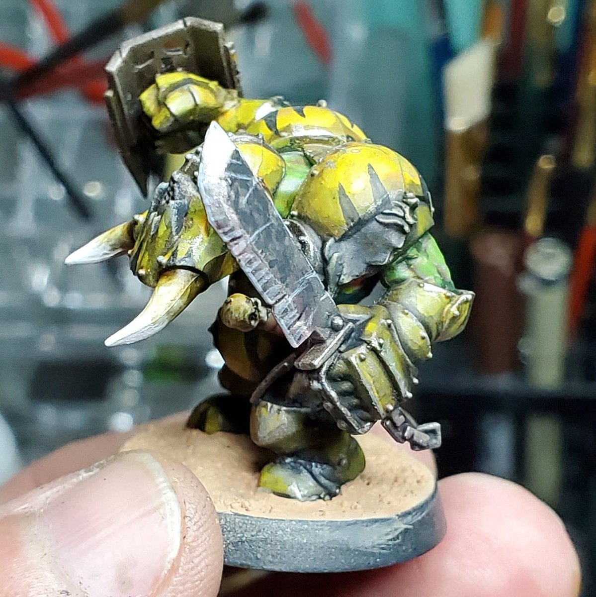 Zakkamania's tweet photo. Some wip shots of Some recent commissions worked up for a trade! Thanks yall - warclans looking nasty! #aoswarhammer #warhammer #warclans #greenskins #miniaturepainting https://t.co/zNyJMCws0p