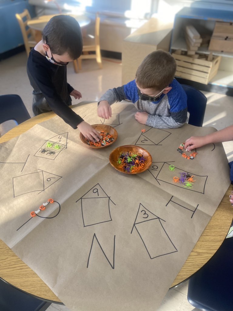 B_DelleMonache's tweet photo. We were working on some Halloween math and literacy centres this morning! @PEWelland https://t.co/6charMDtFq