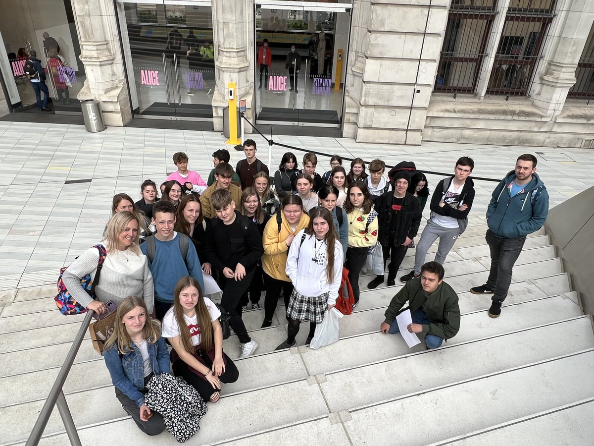 EA_expressive's tweet image. After the fantastic Street art tour this morning and lunch at Spittlefields Market, the group have this afternoon visited the @V_and_A museum. Our drama students loved getting up close to some iconic costumes and props in the Theatre collection. @elizabethanac