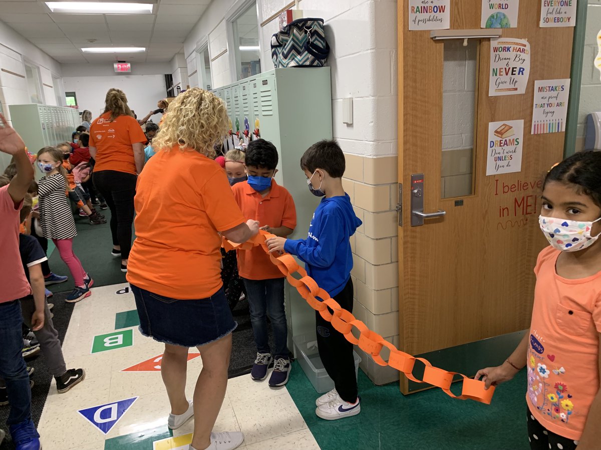 elmd181's tweet photo. 🧡🧡🧡 #UnityDay2021 at Elm School! Students wrote an anti-bullying message and created a paper chain for the entire school. We are one community! @ccsd181 #d181proud 🧡🧡🧡 https://t.co/zKZAVeKRB3
