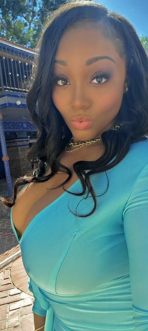 Under Construction - 2 pic. Poolside for the one and only @brazzers https://t.co/HPKvQkwr7r