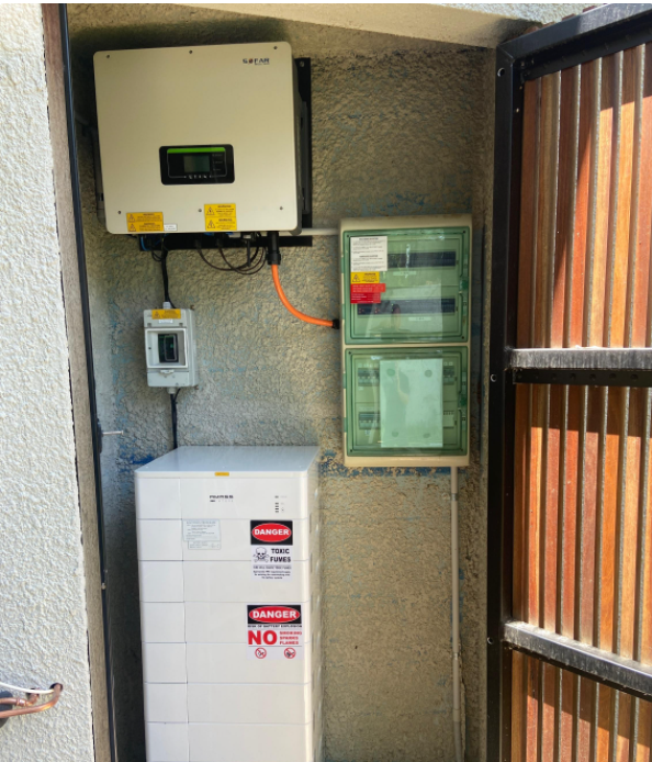 Solar_Link_Aust's tweet photo. Solar Link Australia - #ResidentialSolar Division recently installed a 19.8Kw #SolarPower Installation for a residential house in Brisbane. The system comprises a 3 Phase 15Kw Hybrid Inverter, 20Kwh of #LithiumBattery Storage &amp;  44 x 450W #Risen Half Cut Mono Perc PV Modules. https://t.co/g4CBRxgv0k