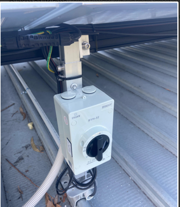 Solar_Link_Aust's tweet photo. Solar Link Australia - #ResidentialSolar Division recently installed a 19.8Kw #SolarPower Installation for a residential house in Brisbane. The system comprises a 3 Phase 15Kw Hybrid Inverter, 20Kwh of #LithiumBattery Storage &amp;  44 x 450W #Risen Half Cut Mono Perc PV Modules. https://t.co/g4CBRxgv0k