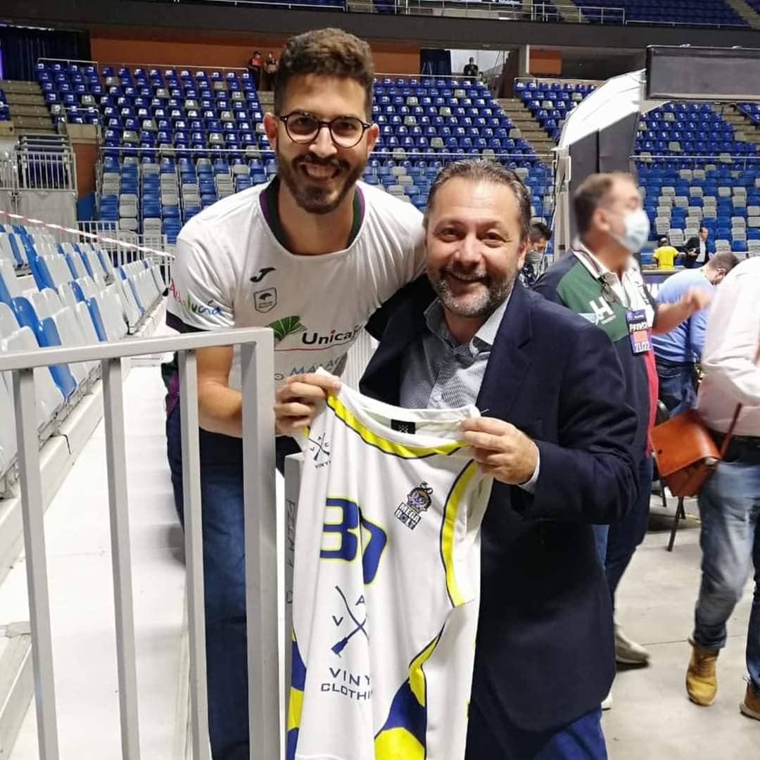 LAVRIO_BC's tweet photo. 📷 O coach Σερέλης δωρίζει μια επετειακή φανέλα του Λαυρίου στον Luis Pérez Rico, φίλαθλο της Μάλαγα ο οποίος συχνά παρακολουθεί τους αγώνες της ομάδας μας και μιλάει με εγκωμιαστικά σχόλια για την πορεία της.

Luis Pérez, bienvenido a nuestro familia!
@BasketballCL @unicajaCB https://t.co/X3idnRhdny