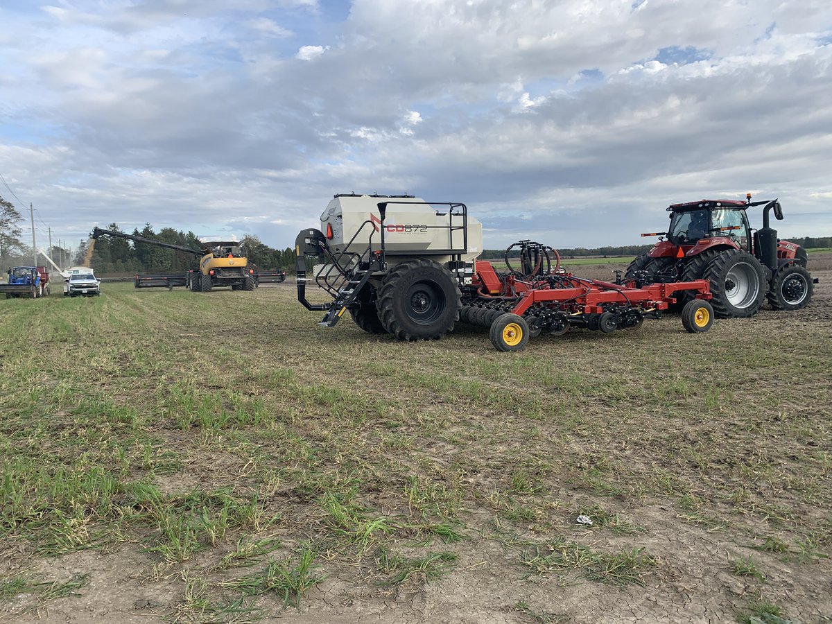 dspencer307's tweet photo. #plot21 being harvested by @DeltaPowerEquip chased by @delta_demo with #plot22 wheat! @ParrishHeimbeck #Kerwood #ontag #Harvest2021 Thanks to @NKSeedsCanada for doing some weighing action! Stay tuned, our P&H team will have the data. https://t.co/GQIQo5FIDQ