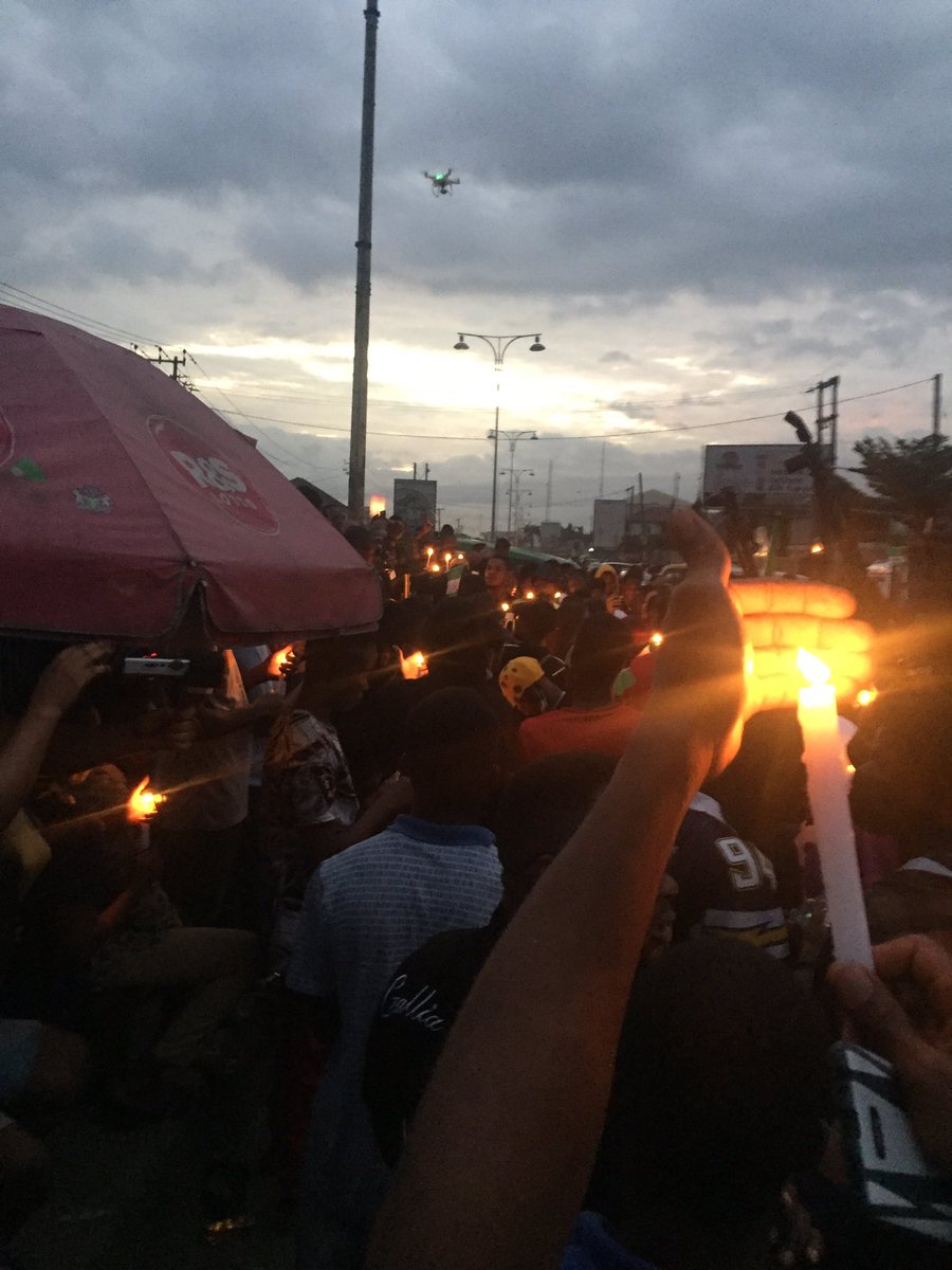 Ph_Towncrier's tweet photo. Coming online to see the shameful acts Nigerian police displayed at Lagos #EndSARSMemorial 🤦🏽♂️
Abi no be thesame police officers dey #phprotest for waterlines today?
Wey conduct themselves so well, even dey smile with the youths
Wetn Dey worry Lagos state police command na https://t.co/YgthD9jjIT
