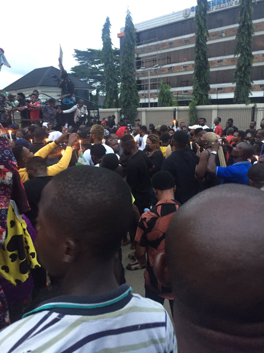 Ph_Towncrier's tweet photo. Coming online to see the shameful acts Nigerian police displayed at Lagos #EndSARSMemorial 🤦🏽♂️
Abi no be thesame police officers dey #phprotest for waterlines today?
Wey conduct themselves so well, even dey smile with the youths
Wetn Dey worry Lagos state police command na https://t.co/YgthD9jjIT