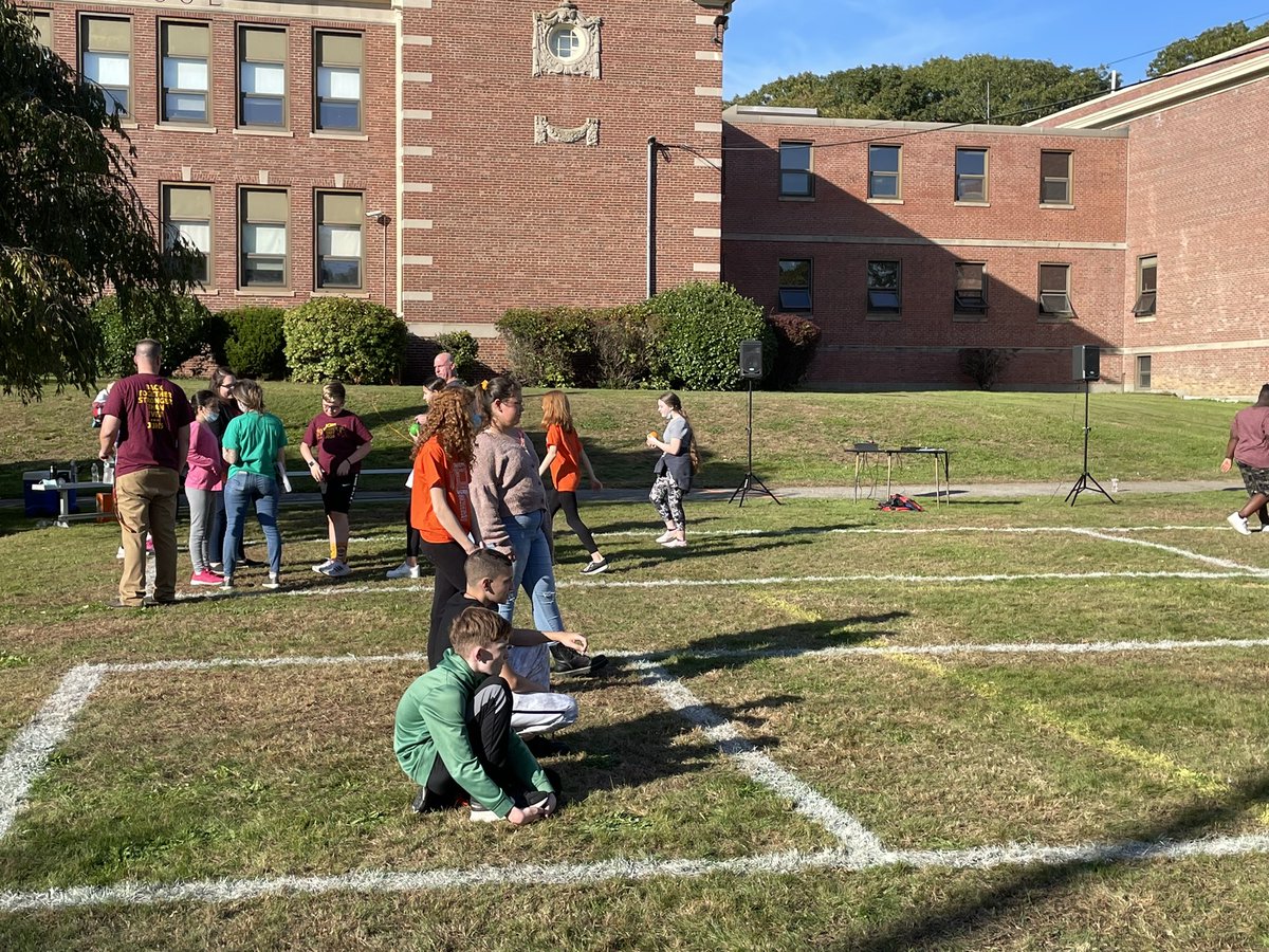 casejrhigh's tweet photo. Another outstanding Unified Bocce meet today with our friends from Norton and Beckwith Middle! Perfect weather once again! @NortonMiddle @SpOlympicsMA @DohertyPt @gkelley_25 @KellyRaleigh99 @DohertyPt @CoachMacGyver @KarenLl80971479 https://t.co/wXtRIJyOkh