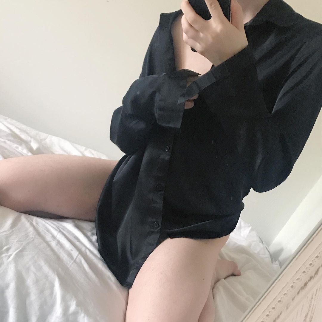 🧸—el día de ayer mi sentido se nubló de un segundo a otro y el calor en mi interior se intensificó en demasía, era ese exquisito olor que aún está impregnado en mí, él me ayudó y sinceramente no tengo tantos recuerdos de anoche, pero si pudiera quisiera tener cada detalle.