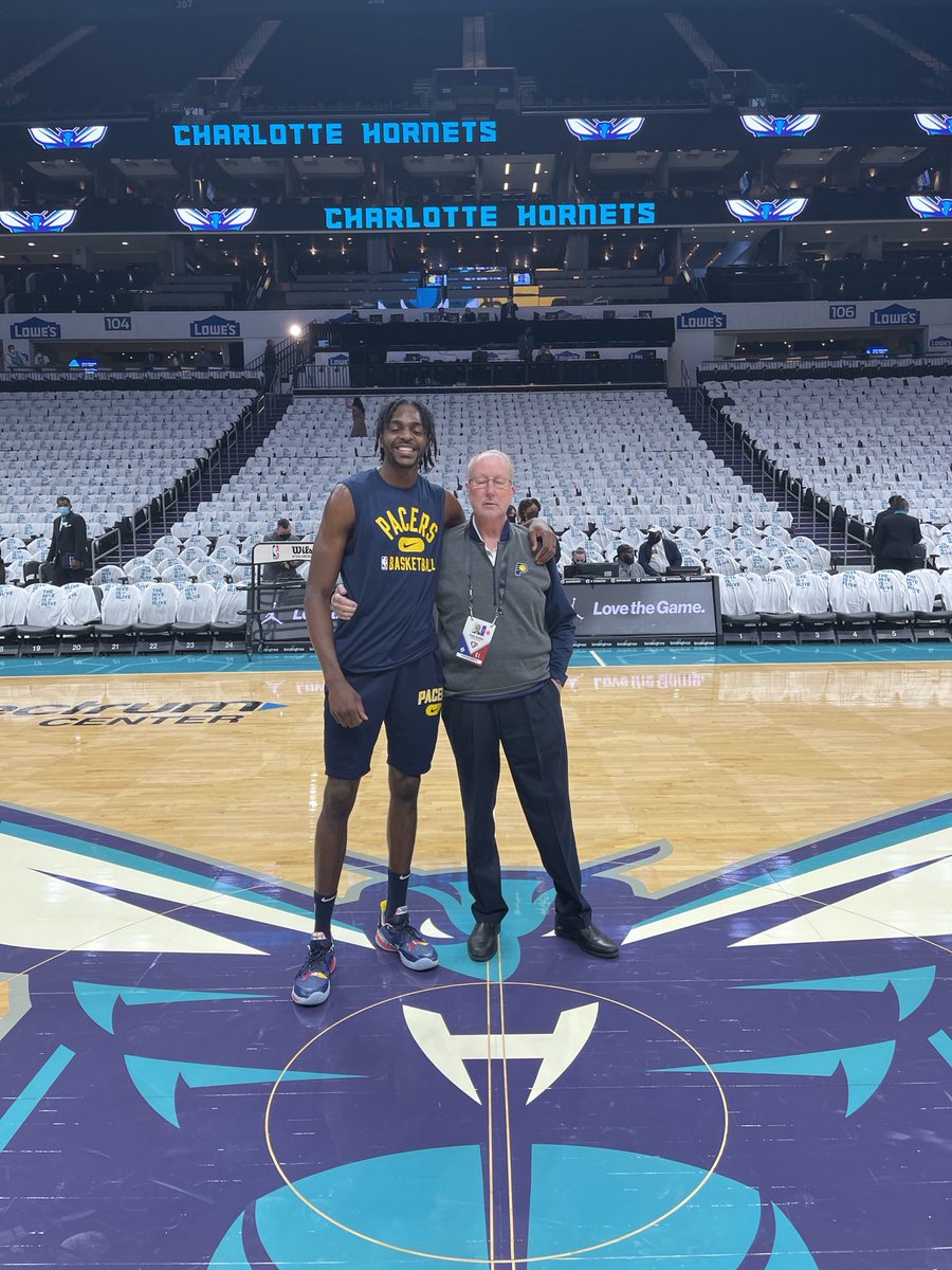 My farewell to the NBA Tour begins tonight in Charlotte. At selected stops will find someone to grab a quick photo Indiana or Pacers related. No better way to start than with one of the classiest individuals I’ve dealt with in 28 years: @JustHolla7