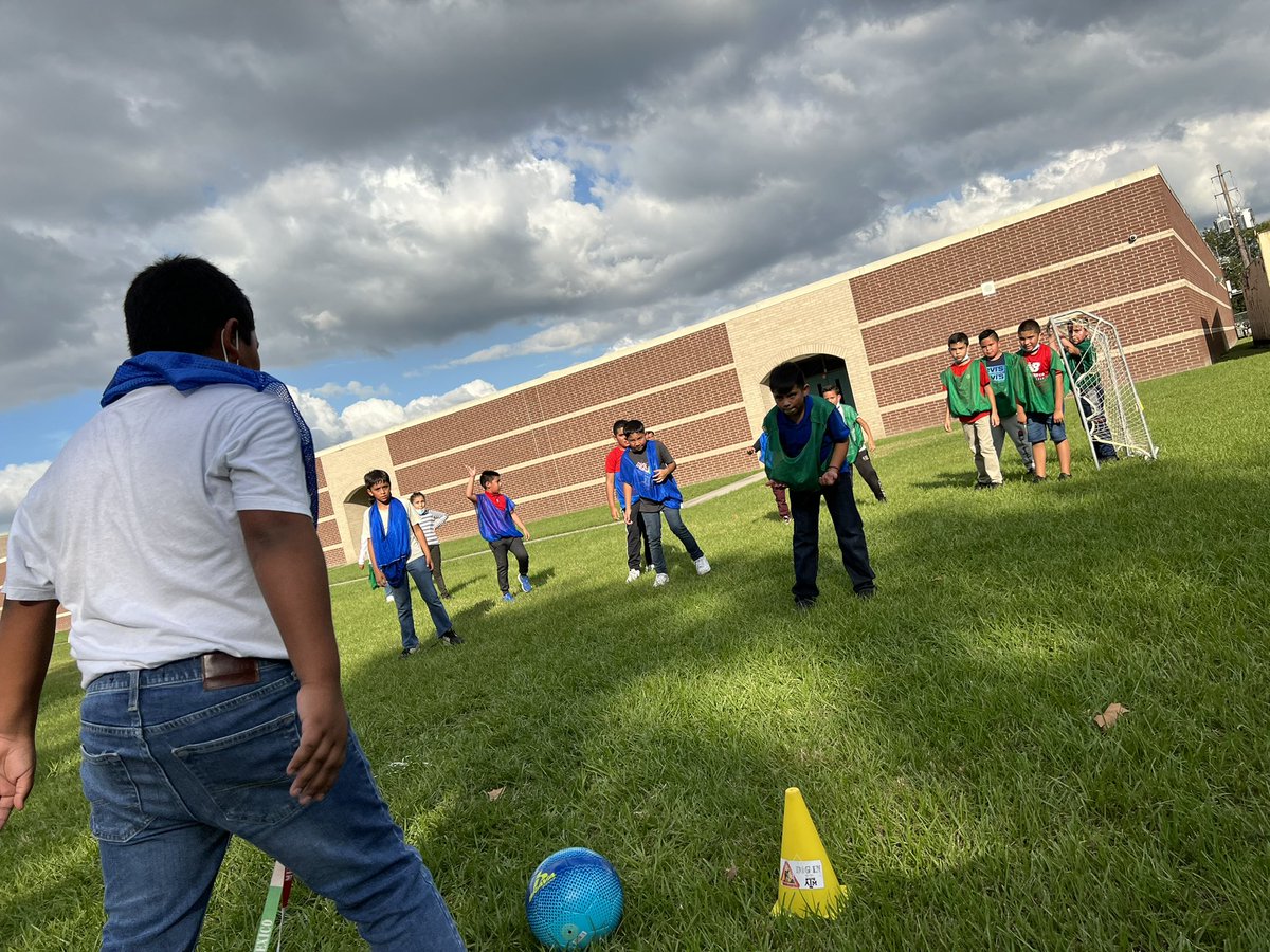 CastilloAldine's tweet photo. Carroll X-tra Curricular Soccer Club was intense today! Blue team wins it 2-1, late/clutch goal in the end after being down 0-1 with 5 minutes remaining! Wow! Great win guys ⚽️ @CarrollES_AISD https://t.co/GGdhvSxBcI
