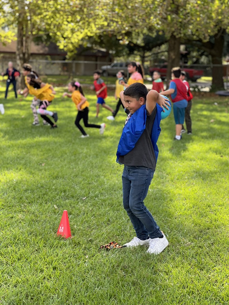 CastilloAldine's tweet photo. Carroll X-tra Curricular Soccer Club was intense today! Blue team wins it 2-1, late/clutch goal in the end after being down 0-1 with 5 minutes remaining! Wow! Great win guys ⚽️ @CarrollES_AISD https://t.co/GGdhvSxBcI