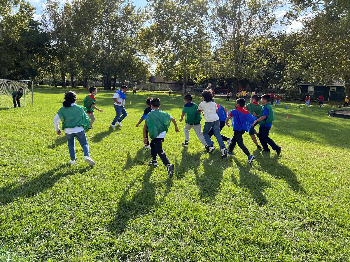 CastilloAldine's tweet photo. Carroll X-tra Curricular Soccer Club was intense today! Blue team wins it 2-1, late/clutch goal in the end after being down 0-1 with 5 minutes remaining! Wow! Great win guys ⚽️ @CarrollES_AISD https://t.co/GGdhvSxBcI
