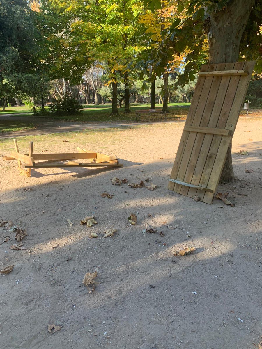 aytocuenca's tweet photo. Por tercera vez habrá que reparar las mesas tipo merendero que el Ayuntamiento instaló en Los Moralejos hace menos de un año.

Es evidente que no se han roto por el uso ni por la falta de mantenimiento sino que ALGUIEN LAS HA DESTROZADO 😦 

#vandalismo #AsíNo #laciudadedetodos https://t.co/yD0zJVlyFm