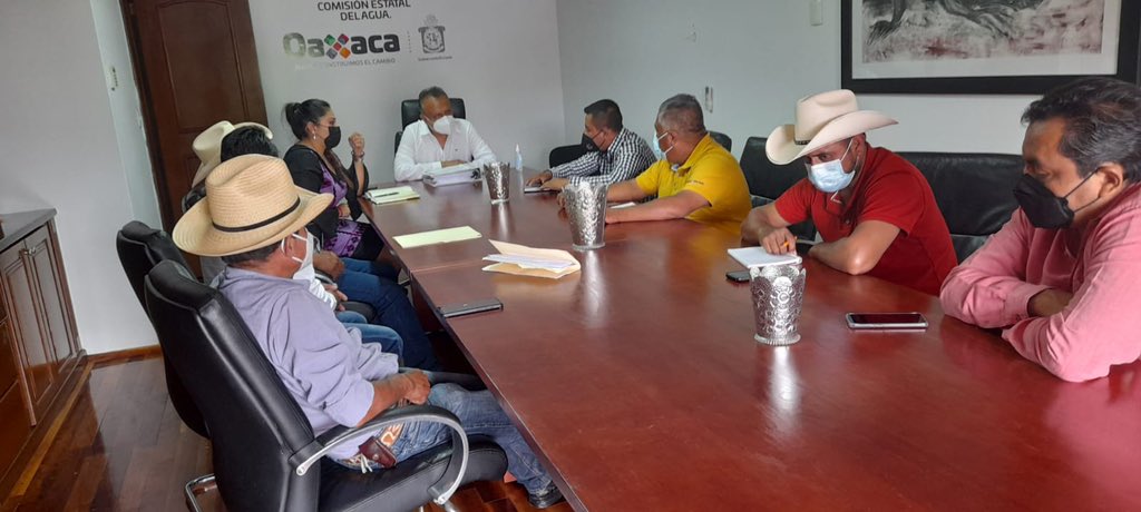 lizconcha's tweet photo. Hoy en reunión de trabajo con el Dir. de @CEA_GobOax_ @hectorpablo_ revisamos con presidentes de la #Cuicateca Santa María Pápalo, Santa Ana Cuauhtémoc y Chiquihuitlan de Benito Juárez temas importantes y necesarios de agua potable para sus municipios. https://t.co/0bxmOvoBP6