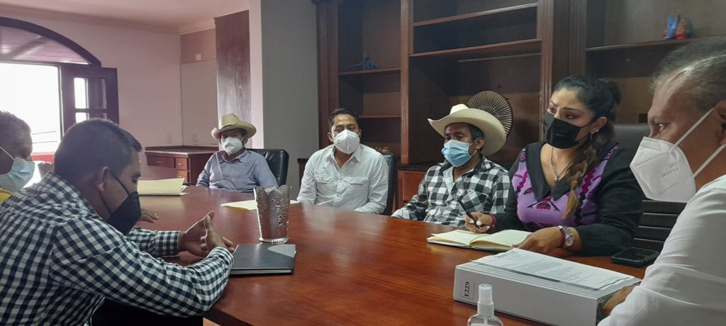 lizconcha's tweet photo. Hoy en reunión de trabajo con el Dir. de @CEA_GobOax_ @hectorpablo_ revisamos con presidentes de la #Cuicateca Santa María Pápalo, Santa Ana Cuauhtémoc y Chiquihuitlan de Benito Juárez temas importantes y necesarios de agua potable para sus municipios. https://t.co/0bxmOvoBP6