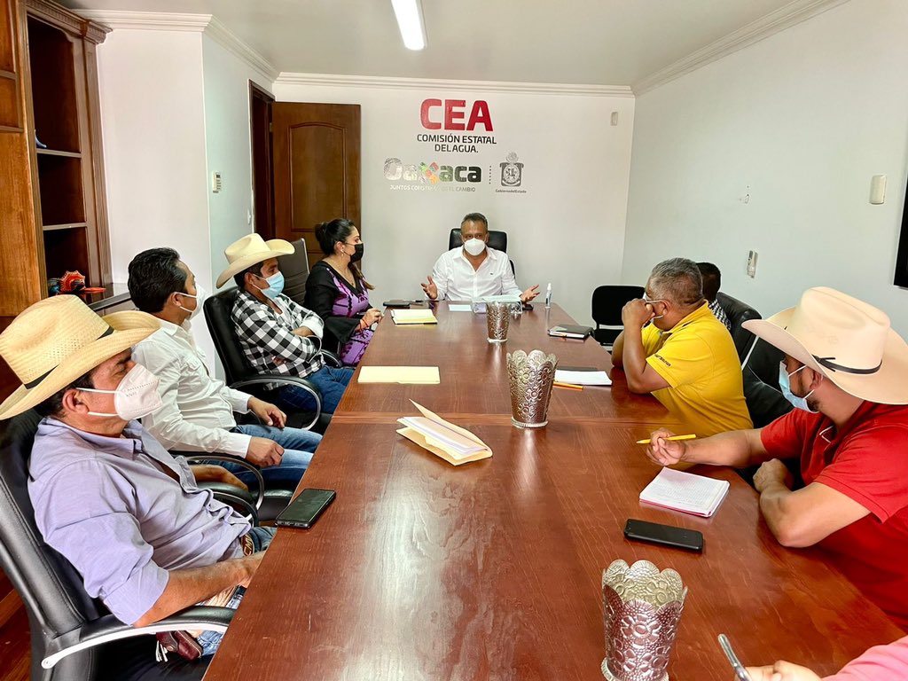 lizconcha's tweet photo. Hoy en reunión de trabajo con el Dir. de @CEA_GobOax_ @hectorpablo_ revisamos con presidentes de la #Cuicateca Santa María Pápalo, Santa Ana Cuauhtémoc y Chiquihuitlan de Benito Juárez temas importantes y necesarios de agua potable para sus municipios. https://t.co/0bxmOvoBP6