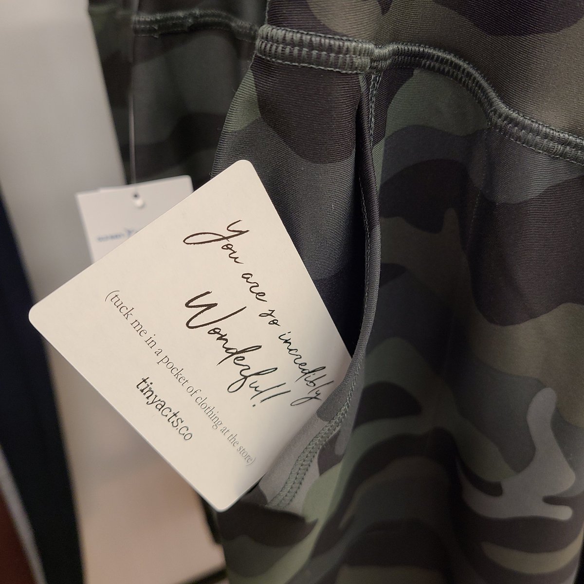 TinyactsCo's tweet photo. Just out here sprinkling kindness ๐๐ #tinyactsco #aTAKd #tinyactsofkindness #keepitgoing #compliments #freeandeasy #womankind #bodypositive #leggings #momlife #randomactsofkindness https://t.co/us09PK7BdJ