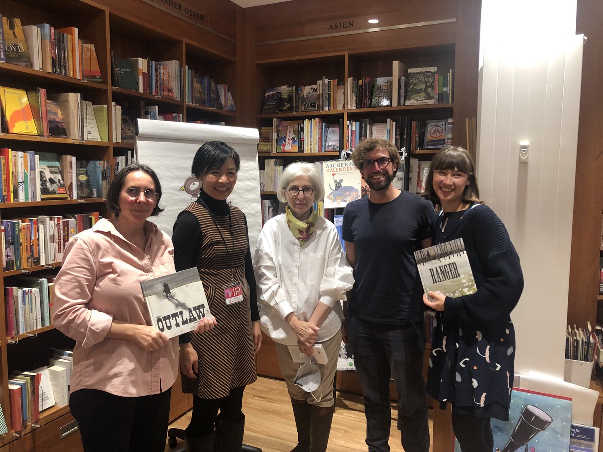 AndreaBoegner's tweet photo. Entdeckt die #Bücher der 🇨🇦 Autorin und Illustratorin @nvo_itsadraw 

#Heute war sie zu Gast in der #Buchhandlung Weltenleser in #Frankfurt https://t.co/9kfN6DmzSy