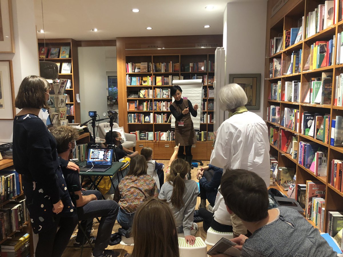 AndreaBoegner's tweet photo. Entdeckt die #Bücher der 🇨🇦 Autorin und Illustratorin @nvo_itsadraw 

#Heute war sie zu Gast in der #Buchhandlung Weltenleser in #Frankfurt https://t.co/9kfN6DmzSy
