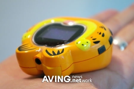 GarfMerchOTD's tweet photo. BONUS GARFIELD MERCH!!! THIS ONE IS REALLY COOL ITS A GARFIELD MP3 PLAYER!!! NOW YOU CAN LISTEN TO YOUR FAVORITE MUSIC WITH GARFIELD https://t.co/xljeyo1HWg