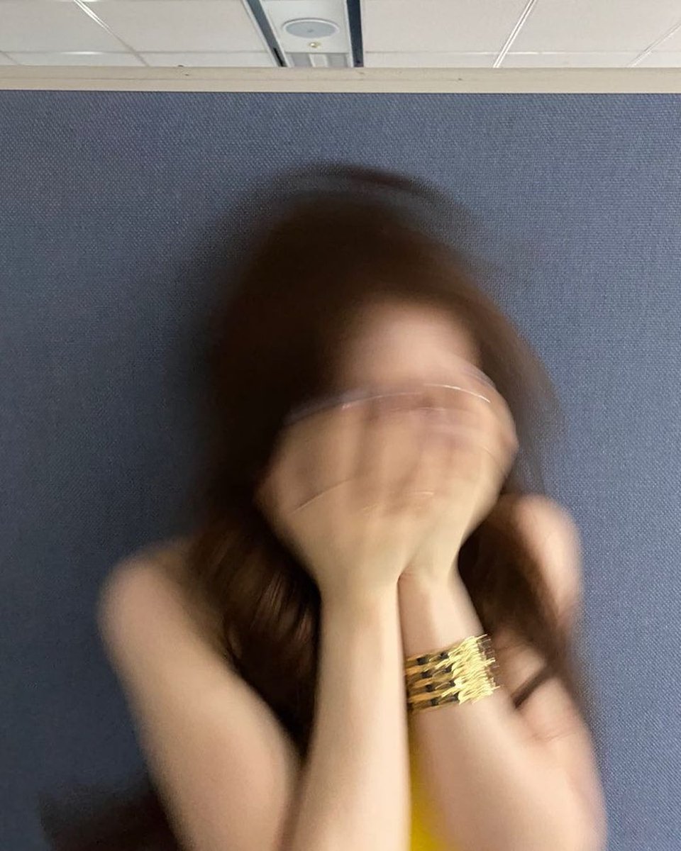 5IMPHONY's tweet photo. ㅤ🎼․ ․ ․ 𝖥𝗂𝗏𝖾 𝗏𝗈𝗂𝖼𝖾𝗌, 𝗈𝗇𝖾 sımphonч ฺ。* events!❄️ : #MICHELLE2ndCB
Aquí toda shy shy shy por el #SIRENwMICHELLE ya que esta mujer es una ídola y pensar que podré verla en persona me pone nerviosa y emocionada.
#KANNETH🍇 https://t.co/lWDnZZmD9e