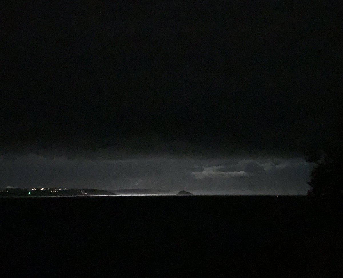CawsandBay's tweet photo. 🌖 Earlier tonight in #PlymouthSound  

#️⃣ #CawsandBay #Cawsand #Plymouth https://t.co/xBz7WdUhfS