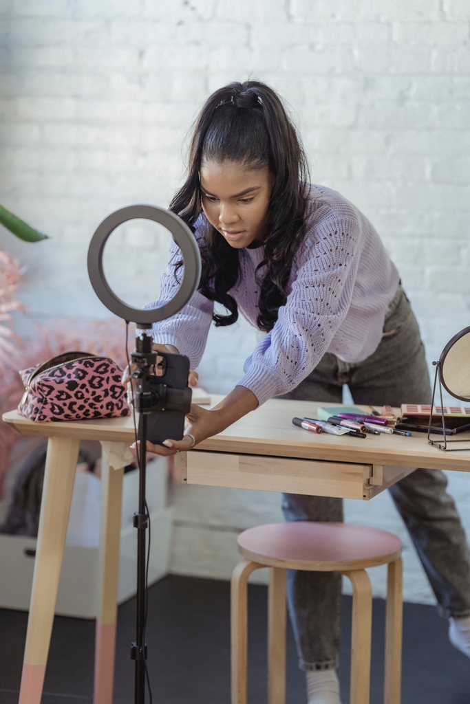 LiveShelf's tweet image. Social media recommendations influence 23% of online consumers. Get real reviews from our verified creator live streams of quality products. 😍🎬 #LiveShelf #SellBetterLive

#seller #creator #marketplace #socialmedia #startup #videocommerce #socialcommerce