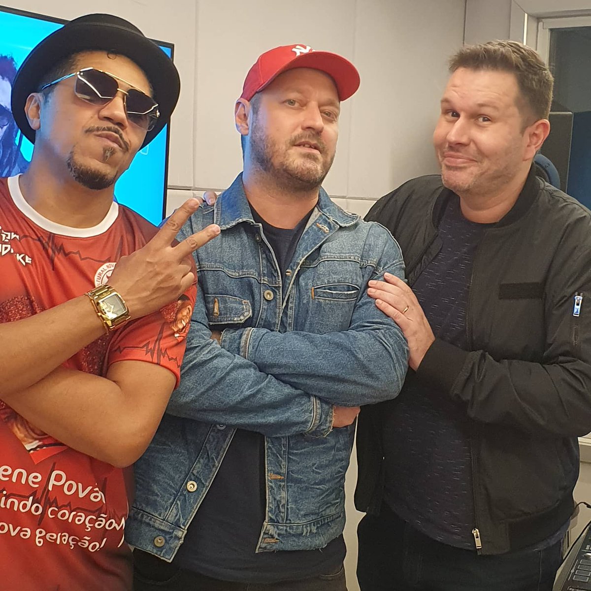 MandrakeRecords's tweet photo. Sem legenda pra essa foto! 🚀💥 Máximo respeito @orelhinha @djnelsinho 🙌🏻 ! Obrigada @fmodia pela oportunidade! 🎩
@djrennandapenha tmj sempre!
#omandrakedj #omandrakerecords #fmodia🚀 #djnelsinho #orelhinha #segueobaile #alegriaqueirradia #funk #radiodaalegria #radiofm https://t.co/Ld6BOffPFc