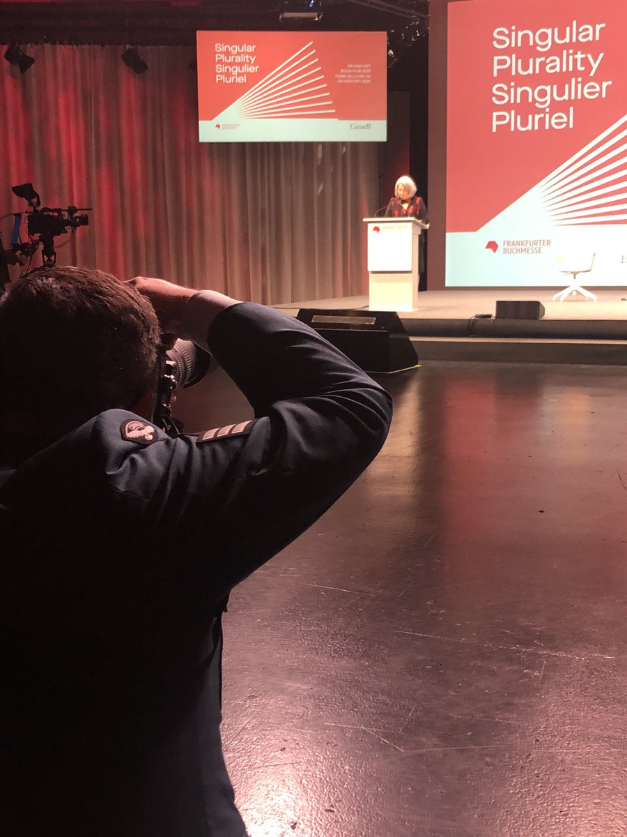 AndreaBoegner's tweet photo. Wer es verpasst hat … die Vielfalt der #CanLit lässt sich nicht nur erleben sondern auch erlesen 📚

Eindrücke der Canada Night auf der @Book_Fair #canadafbm2021 https://t.co/Z5kVknn68L