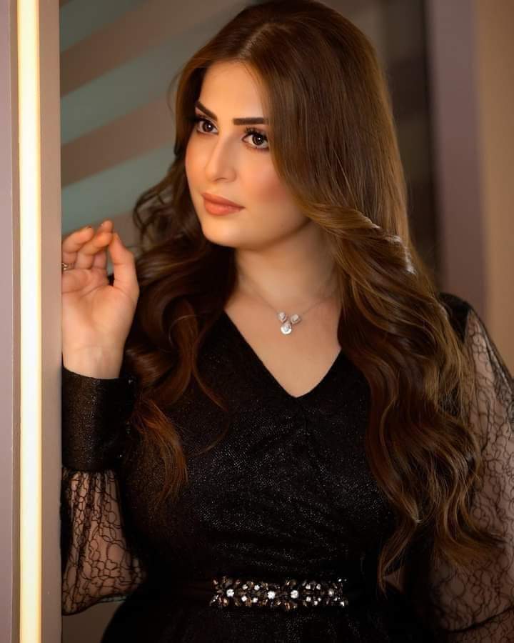 لا ندري هل نحن من يتغير أم الأحوال تتبدل وهل للبعد و المسافات نصيب من ذلك.. فتميل القلوب عن وجهتها كبوصلة أضاعت إتجاهاتها
في بحر هائج فأفقدت الربّان حنكته هل يتحول الصديق إلى عدوّ و هل يغدو العدو صديقا . وتحيد العواطف عن وجهتها بين عشية و ضحاها.و كأنك ما لبثت في قلب أحدهم يوما.
