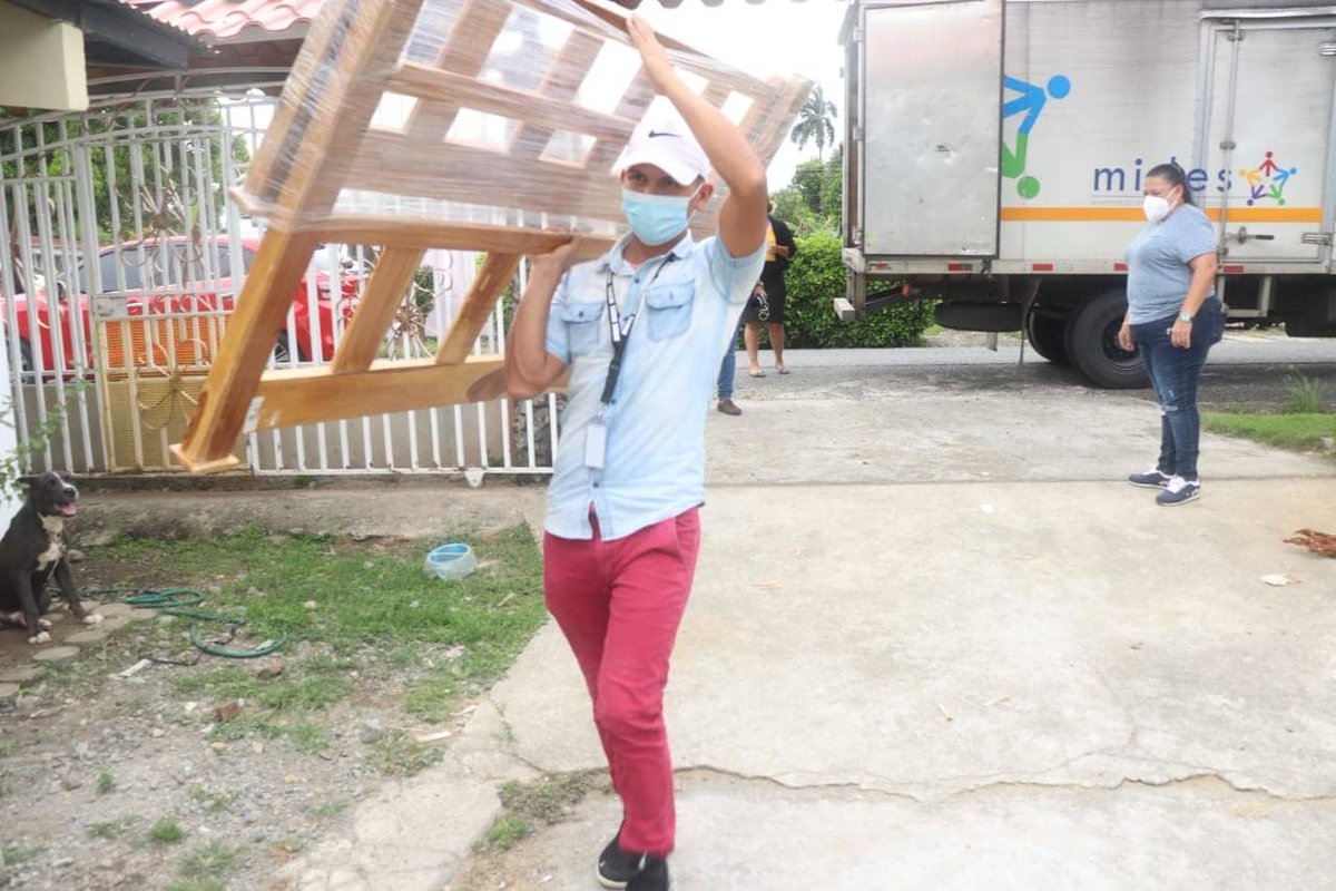 midespanama's tweet photo. 📍#BocasDelToro | Nos trasladamos al Corregimiento de El Empalme para la entrega de inmuebles a la señora Rosalba Gómez, tras un incendio ocurrido en su hogar. Esta ayuda social consistió de camas, colchones, un comedor y una estufa para su familia. #MidesContigo🇵🇦🌟 https://t.co/czXFmpxj1g