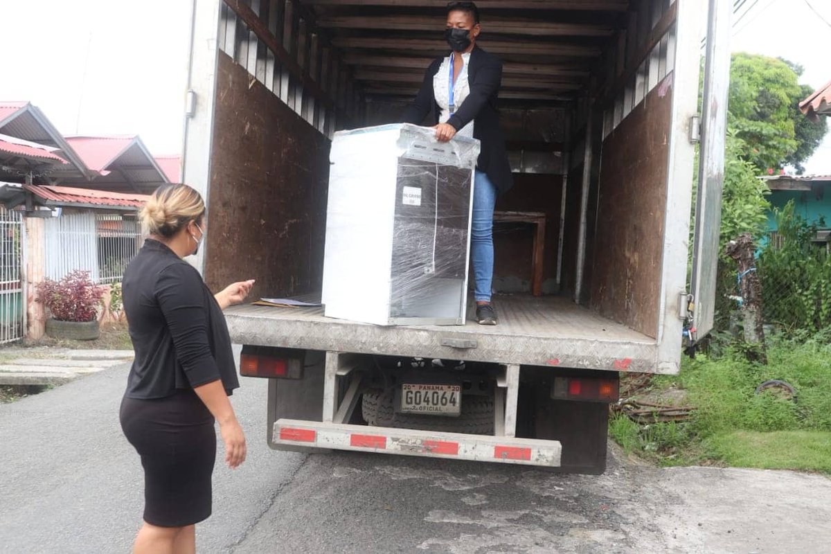 midespanama's tweet photo. 📍#BocasDelToro | Nos trasladamos al Corregimiento de El Empalme para la entrega de inmuebles a la señora Rosalba Gómez, tras un incendio ocurrido en su hogar. Esta ayuda social consistió de camas, colchones, un comedor y una estufa para su familia. #MidesContigo🇵🇦🌟 https://t.co/czXFmpxj1g