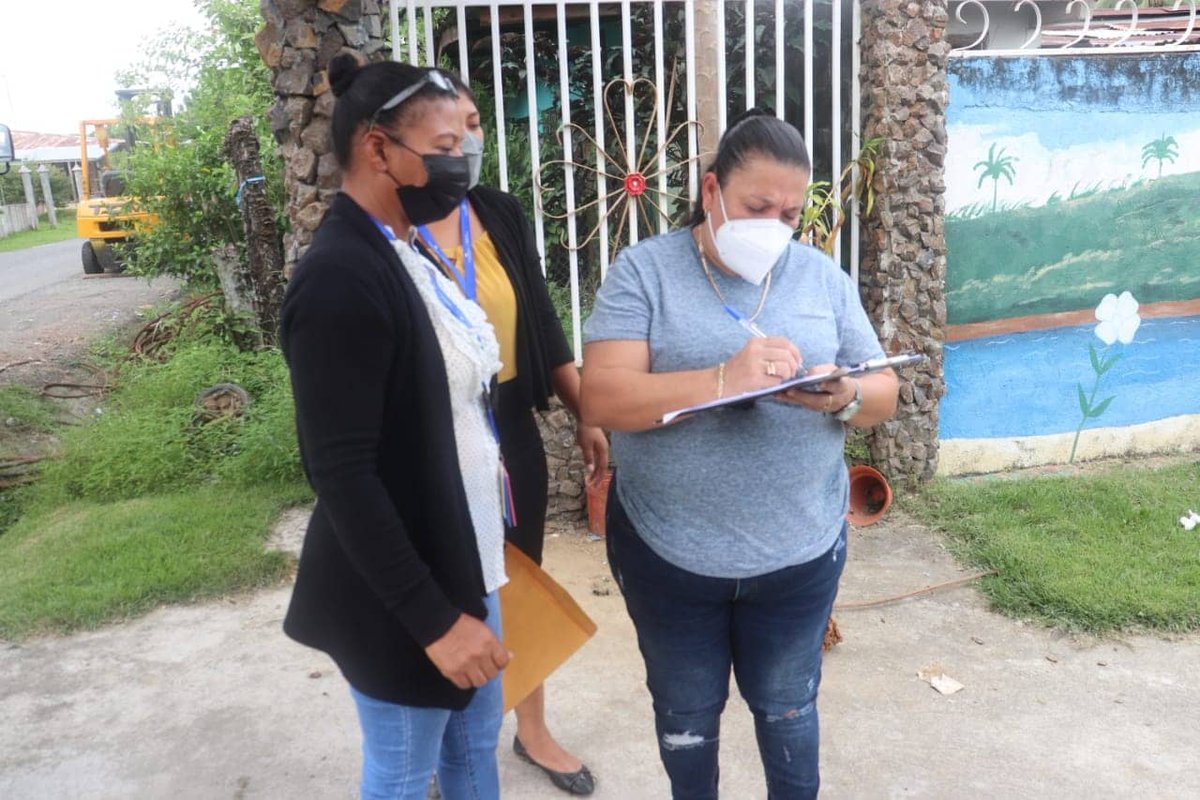 midespanama's tweet photo. 📍#BocasDelToro | Nos trasladamos al Corregimiento de El Empalme para la entrega de inmuebles a la señora Rosalba Gómez, tras un incendio ocurrido en su hogar. Esta ayuda social consistió de camas, colchones, un comedor y una estufa para su familia. #MidesContigo🇵🇦🌟 https://t.co/czXFmpxj1g