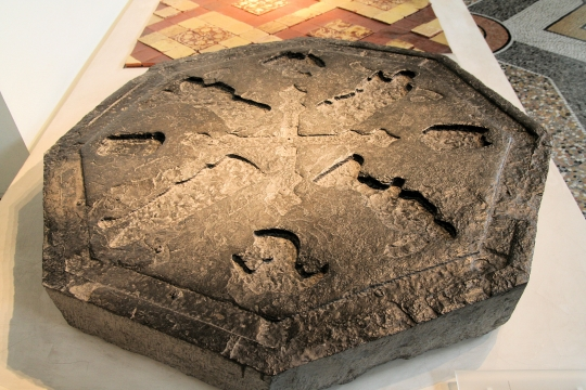 itineratur's tweet photo. Piedra original del laberinto de la Catedral de Amiens y su versión reconstruida actual en el centro del laberinto. 

Incluye las figuras de tres constructores sucesivos y un obispo. Tiene una inscripción con fecha de inicio y fin  (1220-1288). 

Es una piedra fundacional. https://t.co/X6mtHHGKwq