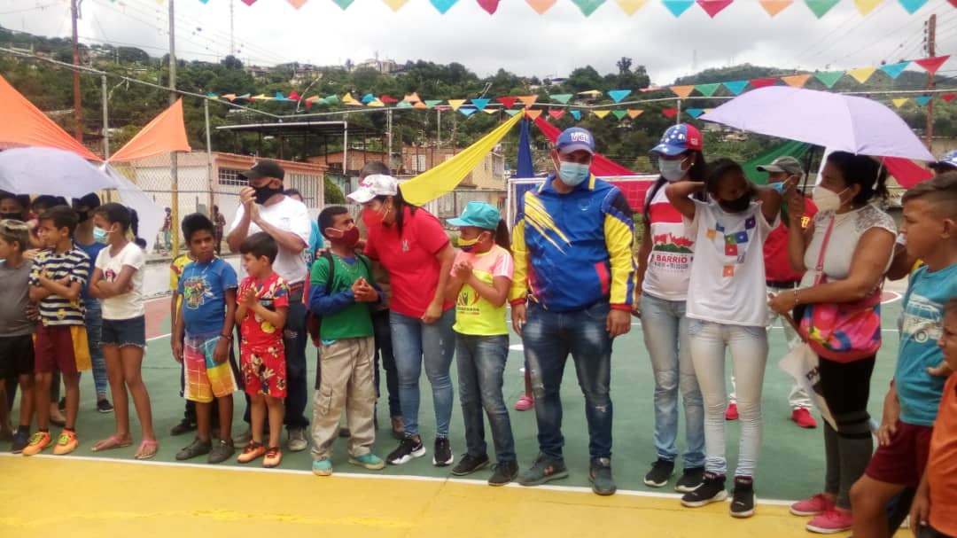 #SomosPazYVida hoy #20Oct en el sector los Sin Techos del municipio Valera seguimos recuperando espacios para el #Deporte y la #Recreación @angiequintaPSUV la Candidata del Pueblo
Camilita Sulbaran y Jesús Rodríguez <a href="/MpvMuchachada/">Muchachada_mpv</a> <a href="/vargas_mimou/">Alexander Mimou Vargas</a> <a href="/FunMovPazYVida1/">Fundación Movimiento por la Paz y la Vida</a> <a href="/MPV_Trujillo/">Fundación Movimiento por la Paz y la Vida Trujillo</a>