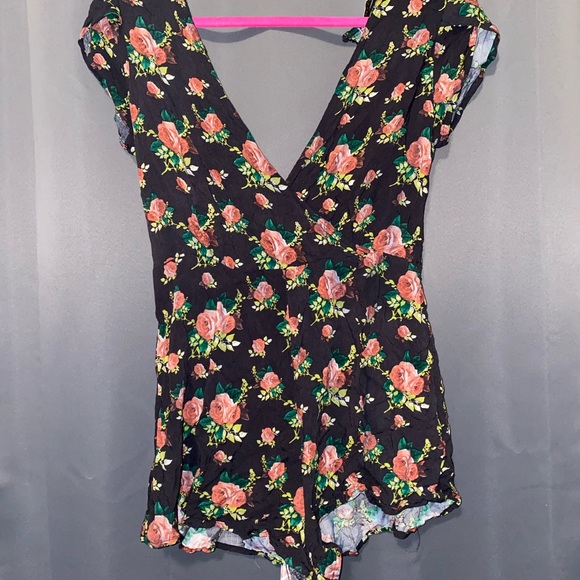 courttmitchh's tweet photo. So good I had to share! Check out all the items I'm loving on @Poshmarkapp #poshmark #fashion #style #shopmycloset #kittenish #kennethcole: https://t.co/iTaFSi8tU2 https://t.co/QQy0tF7pVA