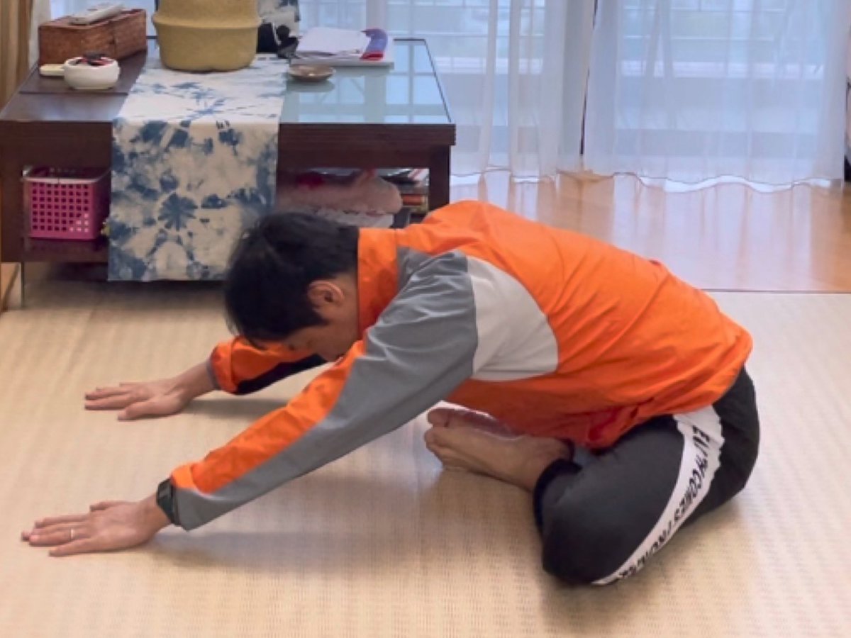 Choco_tto2021's tweet photo. おはようございます😃

今日は
「合せきのポーズ」
で股関節の柔軟性をUP⤴️

骨盤の左右のバランスも整うみたい♪🤗

合せきのポーズからの前屈も
効きますね！

最後は仰向けのねじりのポーズで
内臓機能をUP⤴️😄

今日も素敵な一日を🌈

#��は戦31021om
#22世紀の日の出を見る会
#ヨガ
#朝活 https://t.co/IqETrPIi0F