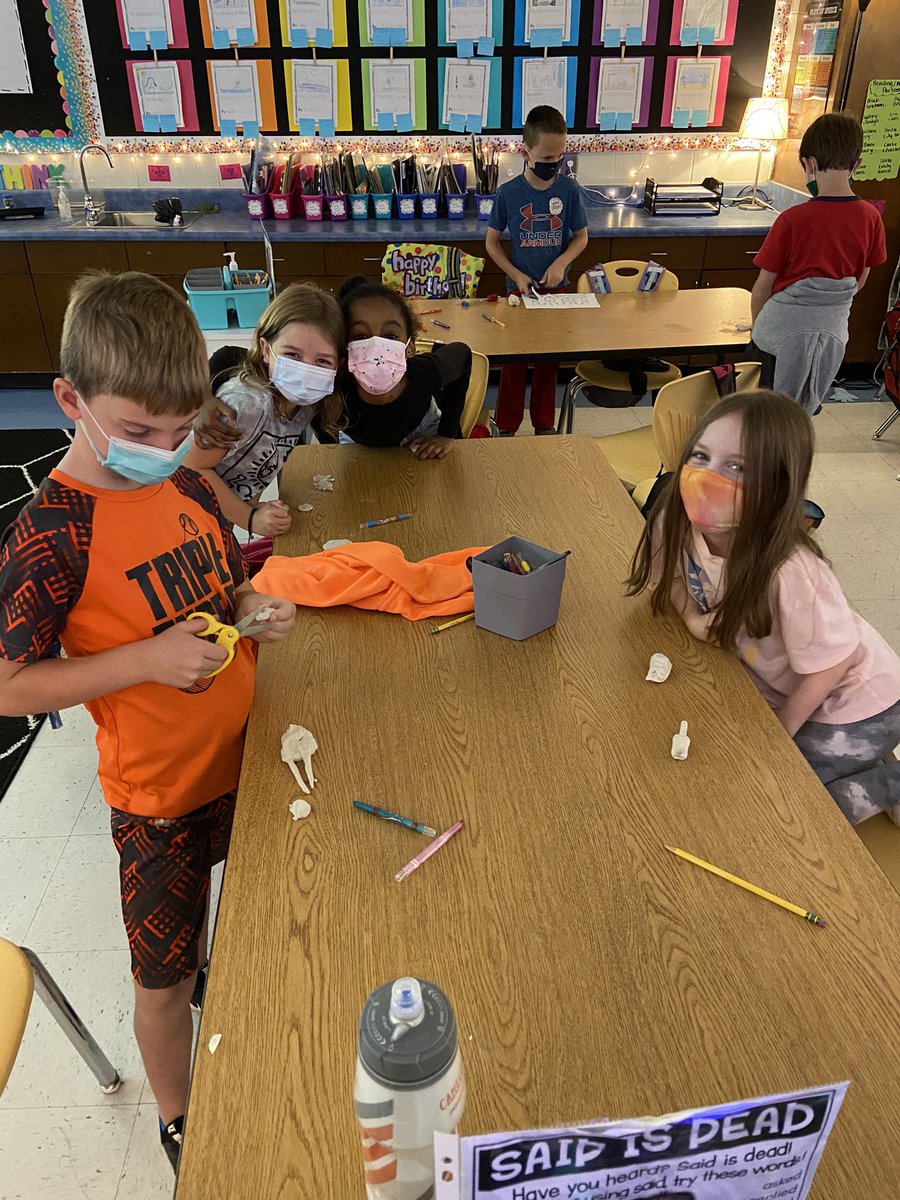We sculpted like Juliette Gordon Low today in Enrichment Block! <a href="/Dunns2ndGrade/">Sarah Dunn</a> <a href="/MPE_Mustangs/">Mountain Park ES</a>
