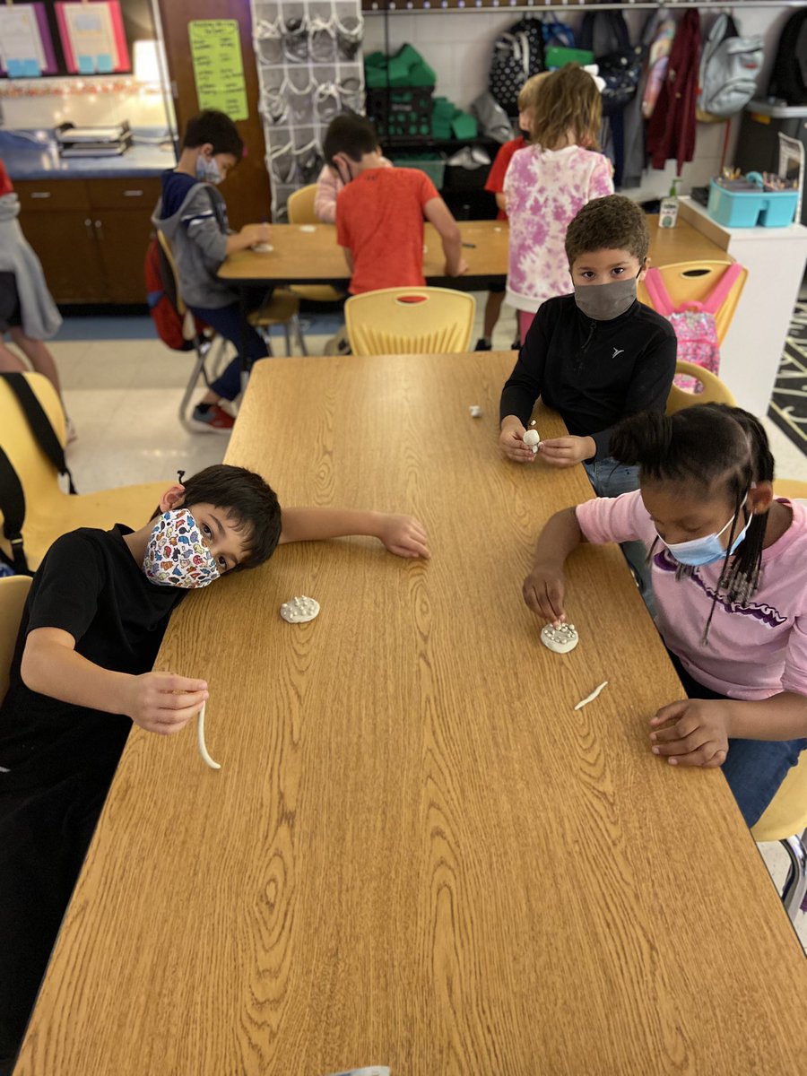 Nesbitt_OGES's tweet photo. We sculpted like Juliette Gordon Low today in Enrichment Block! @Dunns2ndGrade @MPE_Mustangs https://t.co/DpagE7HOGQ