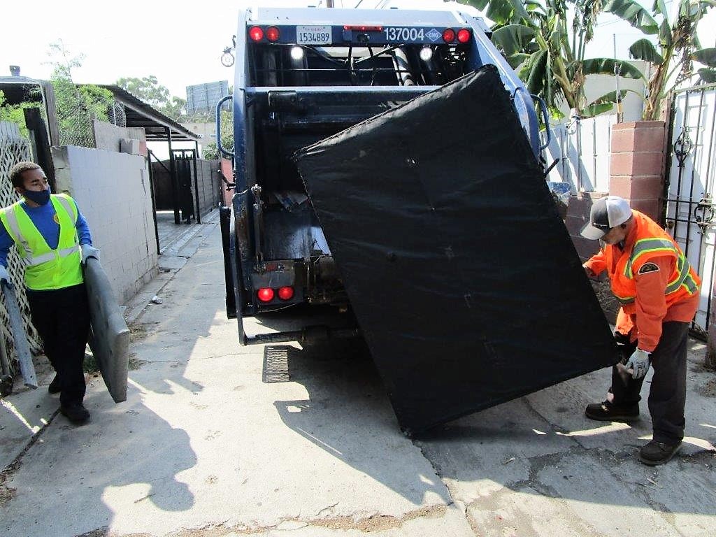 LBPublicWorks's tweet photo. In September, our #LBCleanTeam was completed over 2,600 requests for illegally dumped items, totaling up to almost 200 tons of trash out of #LongBeach! To report illegal dumping, call 📞 (562) 570-2876 or send us notification with the #GOLongBeach App. 📱 https://t.co/o4gzICalPK