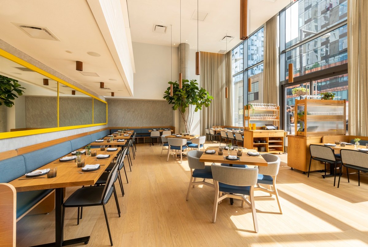 GiveMeAstoria's tweet photo. What's your favorite hidden gem in Queens?
We're loving Long Island City's latest addition, @pennybridgelic. Click the link in our bio ☝️to discover how chef @dan_kluger's love for mozzarella sticks and nachos inspired him to launch this Modern American concept in Queens. https://t.co/dwG8cxbaU3