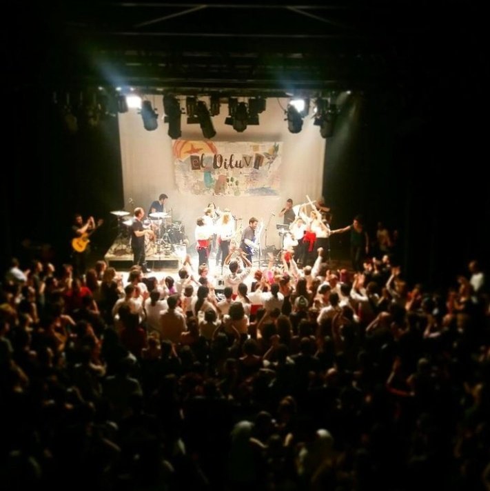 I tornarem a trobar-nos. Que alegres i que felices vam ser ballant i construint amb la vostra tendresa insubmisa.

Molta sort al concert, per 10 anys més d' <a href="/el_Diluvi/">el Diluvi</a> per 10 anys més del <a href="/TioCuc/">CasalPopular Tio Cuc</a>

Sens dubte, la nostra colla estarà entre el públic! 💜