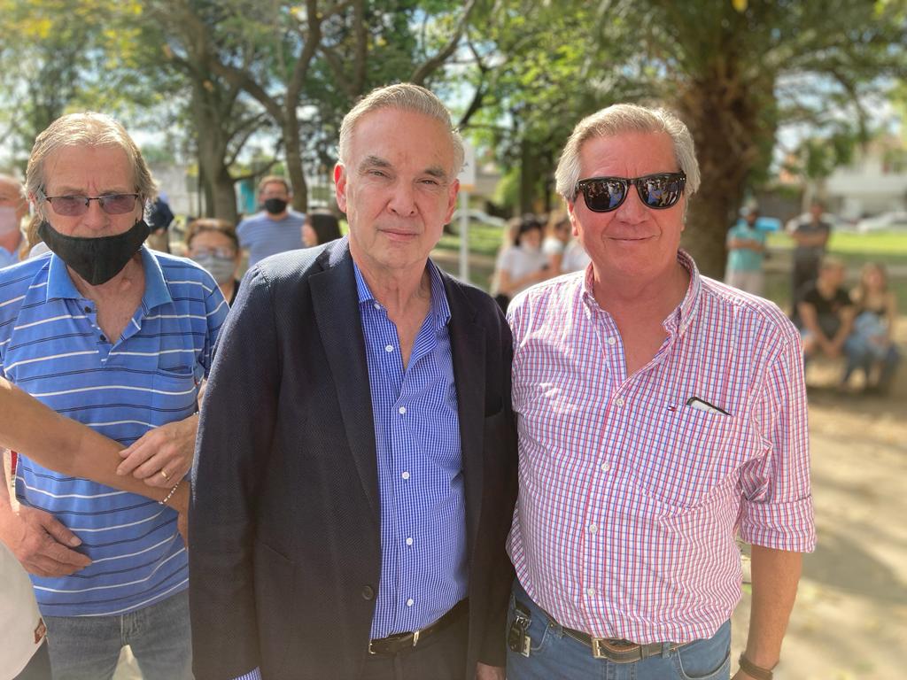 cambiozarate's tweet photo. Esta tarde nuestro candidato @nortoncovich y el presidente del Comité UCR local, @BordacharCarlos
estuvieron junto a @horaciorlarreta, Miguel Ángel Pichetto y @MarceloMatzkin compartiendo una recorrida por distintos puntos de nuestra ciudad.
#Juntos con #Manes  y #Santilli https://t.co/FGdCVYTbfd