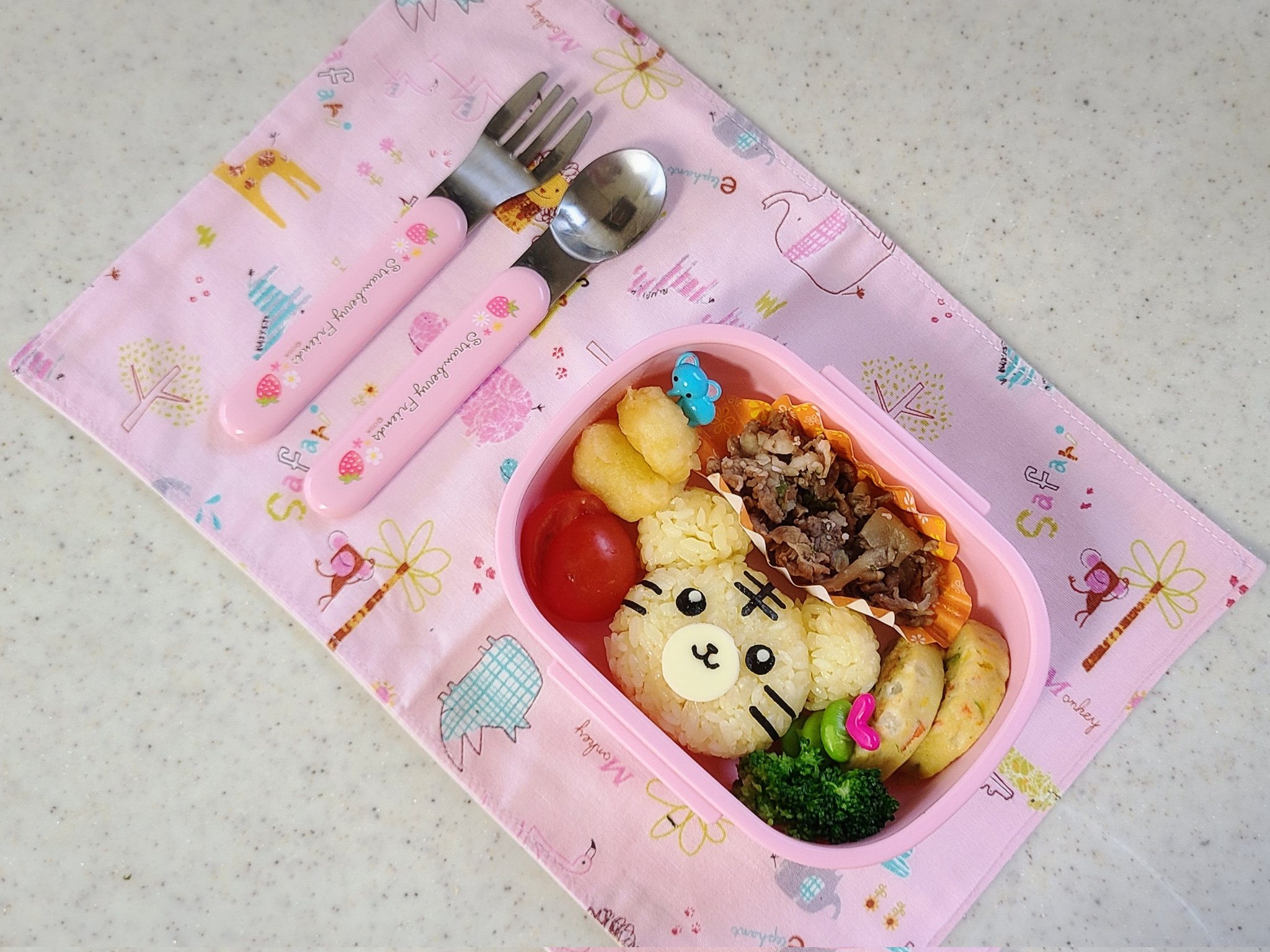 みずき Al Twitter 今日のお弁当 とらさん 今日は遠足で おやつがあるからお弁当少なめって書いてあって変な隙間が 動物園に行くそうです お弁当 キャラ弁 虎 とら おにぎり 遠足 遠足弁当 幼稚園 お弁当記録 T Co