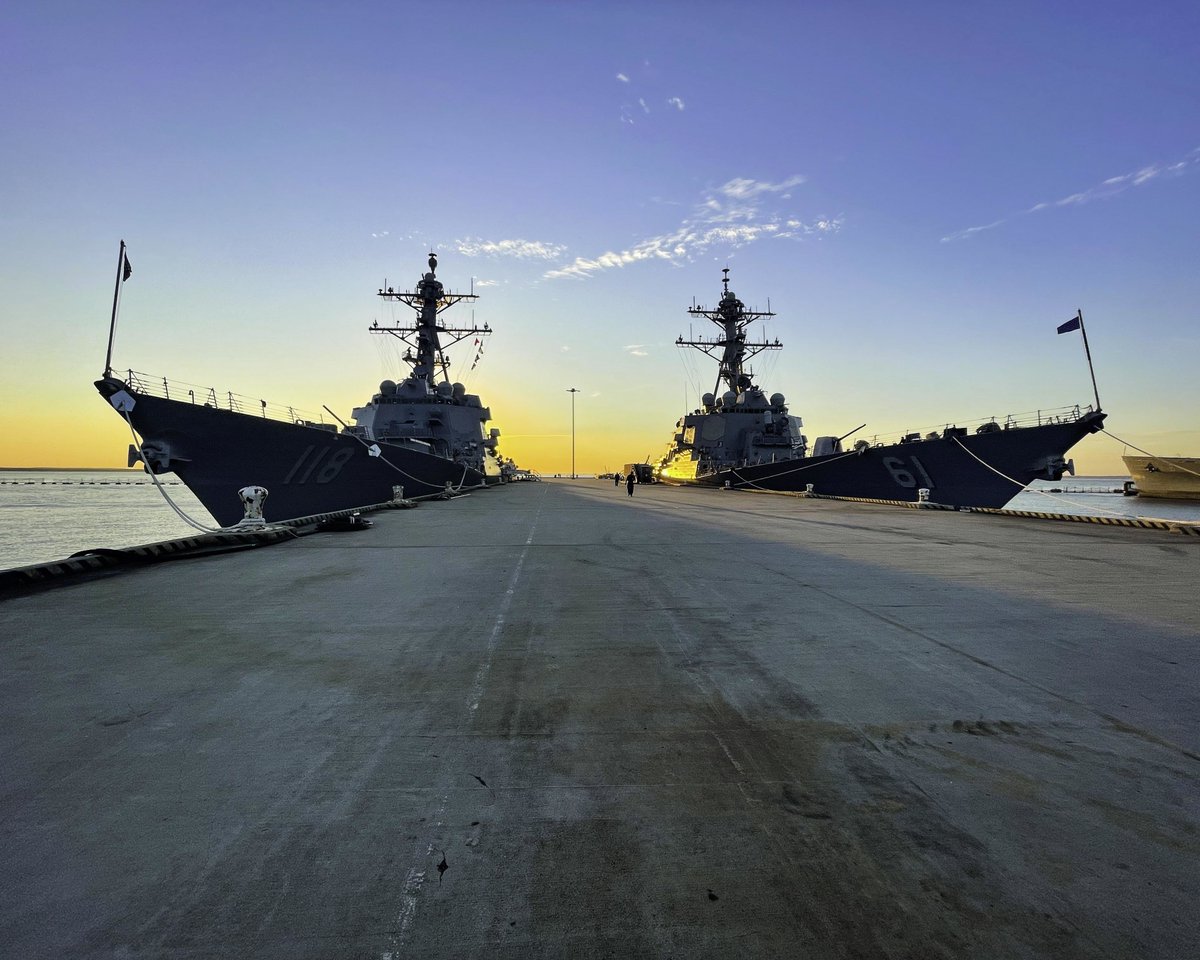USNavy's tweet photo. 1️⃣  #USSCharleston conducts #fltops @US7thFleet.
2️⃣  Watchstanding and 3️⃣  #livefire exercise aboard #USSMakinIsland #LHD8 @USPacificFleet.
4️⃣  #USSRamage #DDG61 and #USSDanielInouye #DDG118 sit pierside @NAV_STA_NORFOLK.
ℹ️  &amp; 🔽: https://t.co/IiY2nJA4lu https://t.co/V75HbQvUqO