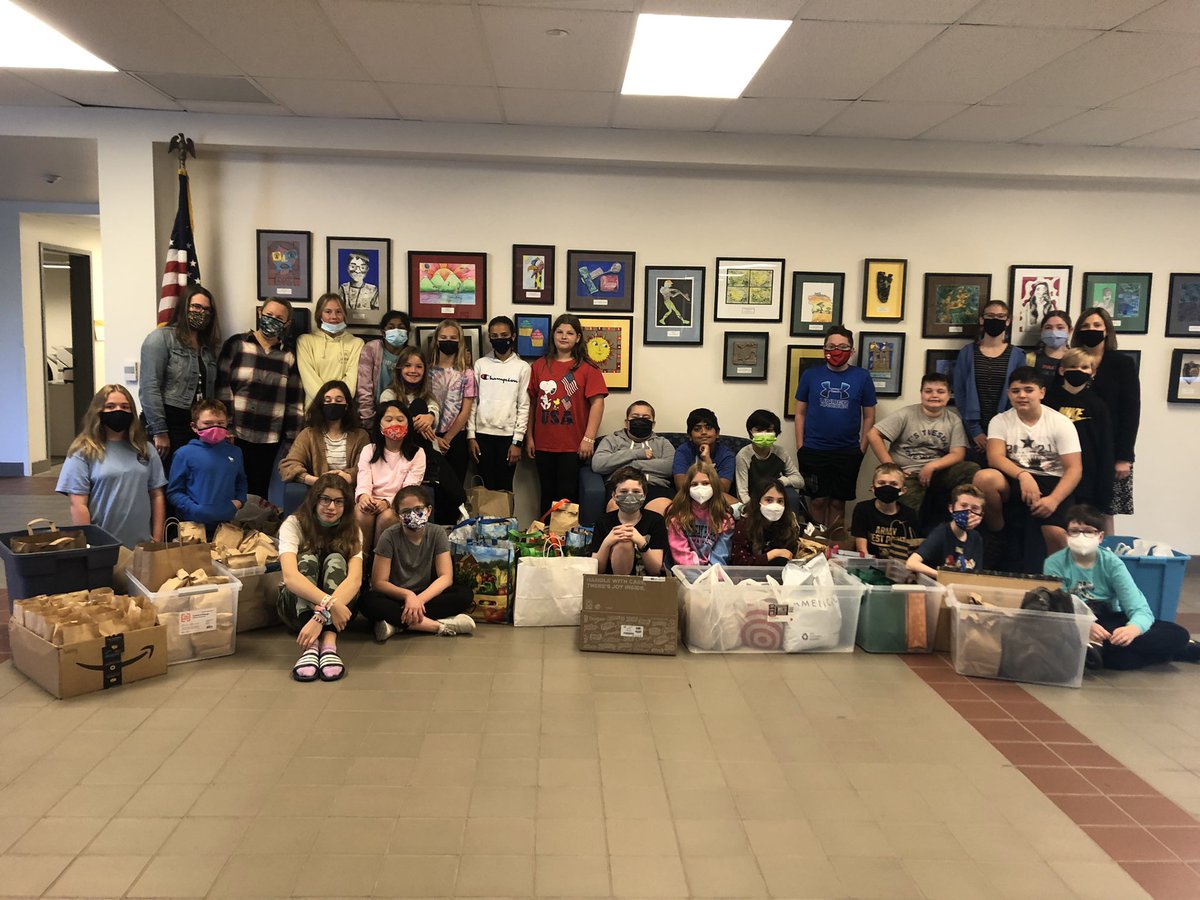 RFerri11's tweet photo. Our 6th grade homeroom set a goal to make 300 lunches to feed those in need at Trenton Area Soup Kitchen. We proudly surpassed that goal and made 324 lunches! Such an amazing group of kids! #councilrock #goodnoe @N_Crawford1 @fraser_robert https://t.co/SgTNNw63ML