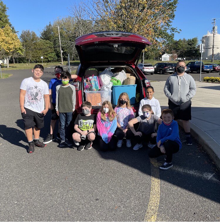 RFerri11's tweet photo. Our 6th grade homeroom set a goal to make 300 lunches to feed those in need at Trenton Area Soup Kitchen. We proudly surpassed that goal and made 324 lunches! Such an amazing group of kids! #councilrock #goodnoe @N_Crawford1 @fraser_robert https://t.co/SgTNNw63ML