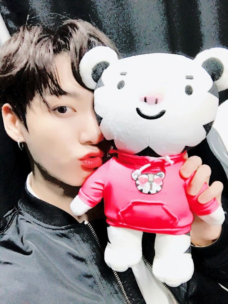 7BLost's tweet photo. ㅤㅤ،̲،̲ㅤㅤıt͜͡ ’ sㅤㅤ⌗.ㅤㅤ7𝓵ㅤㅤ- b.とㅤㅤ ᥲt ㅤㅤ¡ @ㅤㅤthᥱㅤㅤ_ㅤㅤᥱvㅤㅤ☆ㅤㅤᥱntㅤ ㅤ›

[#KUSY] Así de bonitos nos pusimos mi amigo relleno y yo para celebrar #𝐈ris1stYear. Disfrutamos mucho oír #𝐅inew𝐈ris y yo cantar a todo pulmón con ella. ¡Felicidades, linda! https://t.co/Vu4ENxweWf