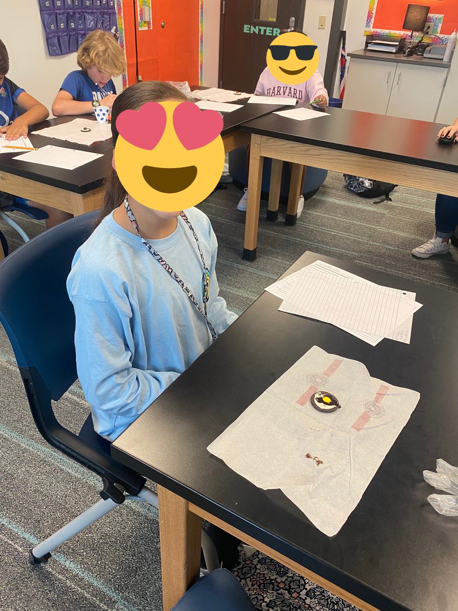 CoachMara327's tweet image. Today we got to do our Earth Layers lab in class! Kids LOVED it! @CSASBISD @SBISDEdTech  @sbisd_science #earthlayers #oreolab